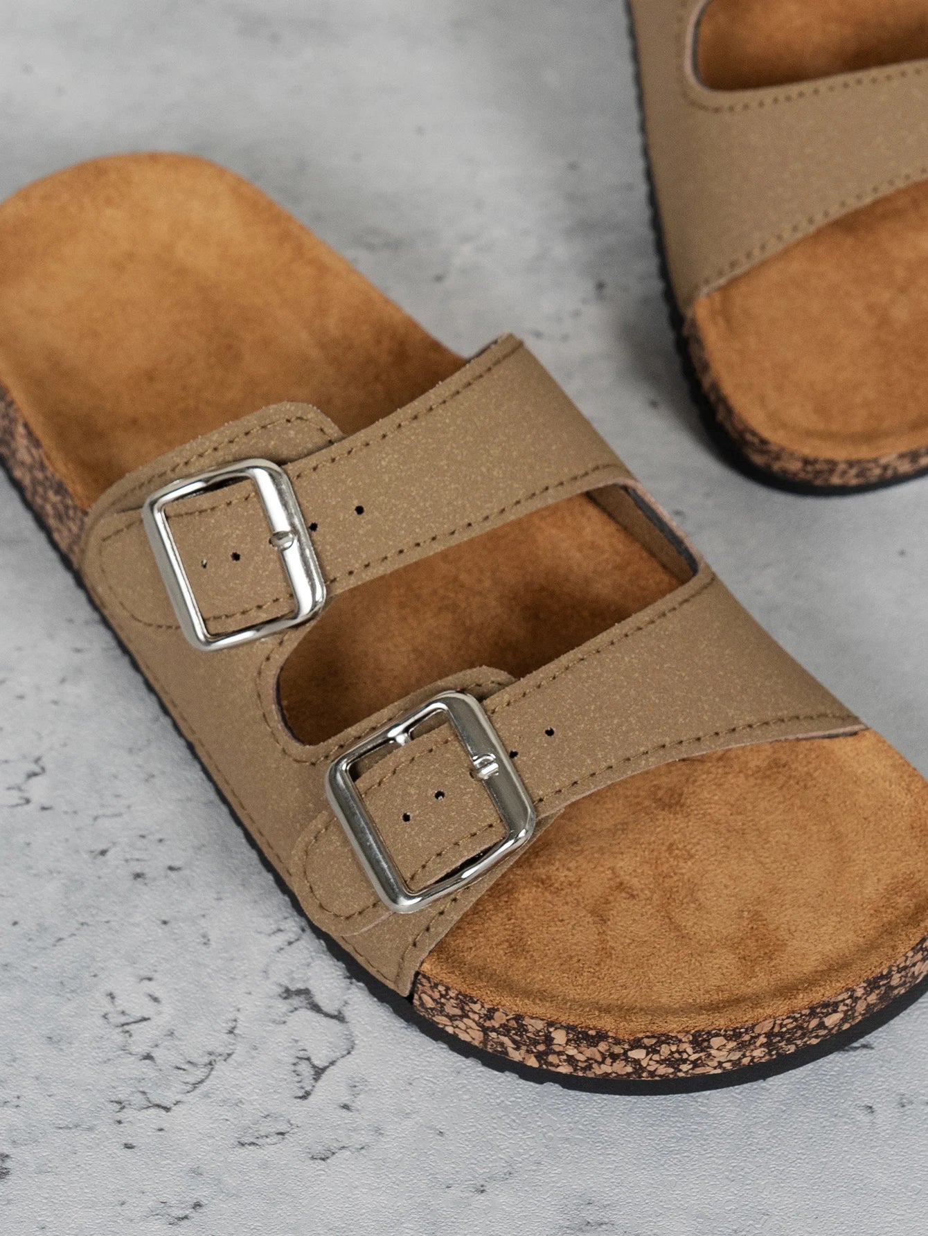 Men's Fashionable Slippers for Home and Outdoor Waterproof Non-Slip Slip-On Fashionable Versatile Slippers